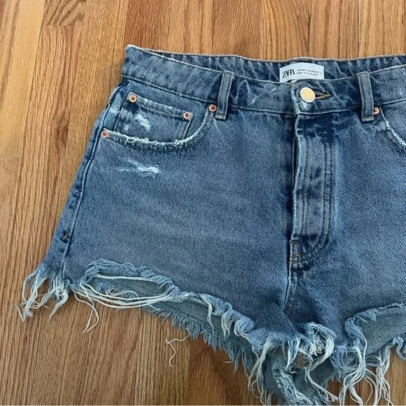 🌸ZARA Denim Shorts - Picture 2 of 5